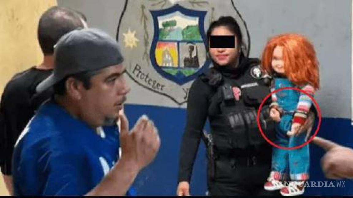 Detienen a ‘Chucky’ en Monclova, Coahuila; lo esposan junto a su dueño por aterrorizar transeúntes