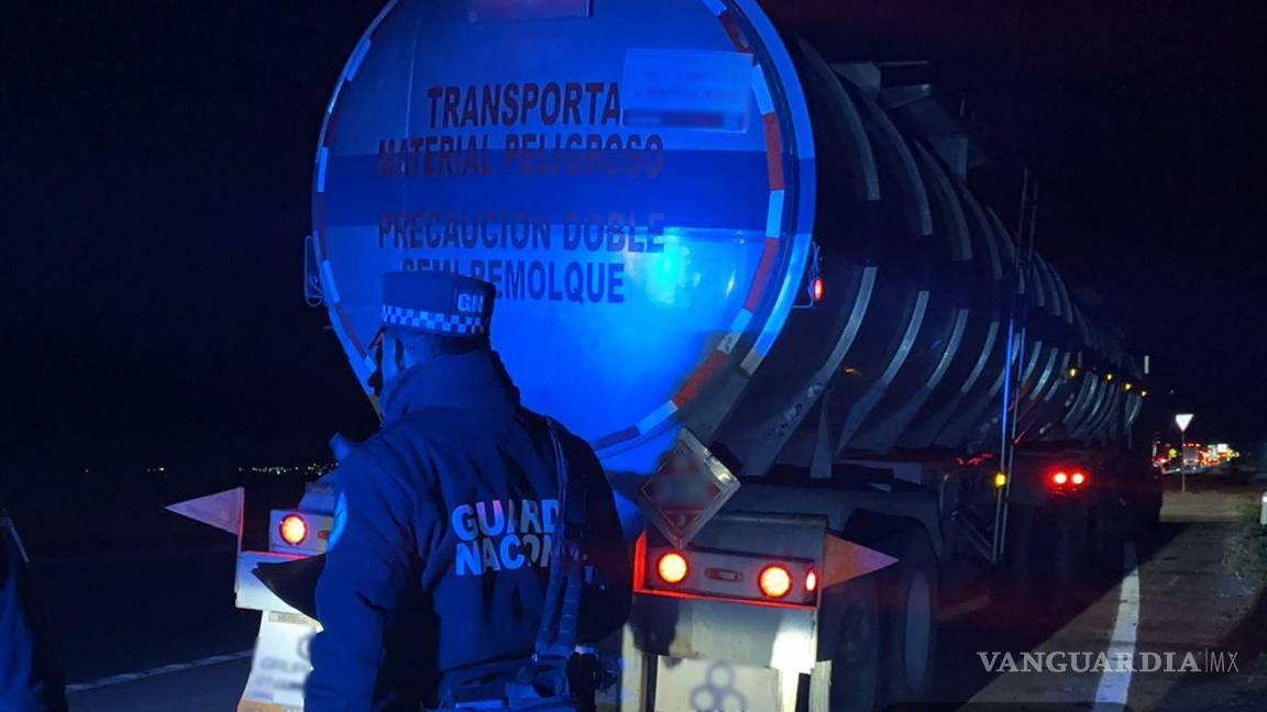 Detienen a trailero por transporte ilegal de 64 mil litros de hidrocarburo en la carretera Matehuala-Saltillo