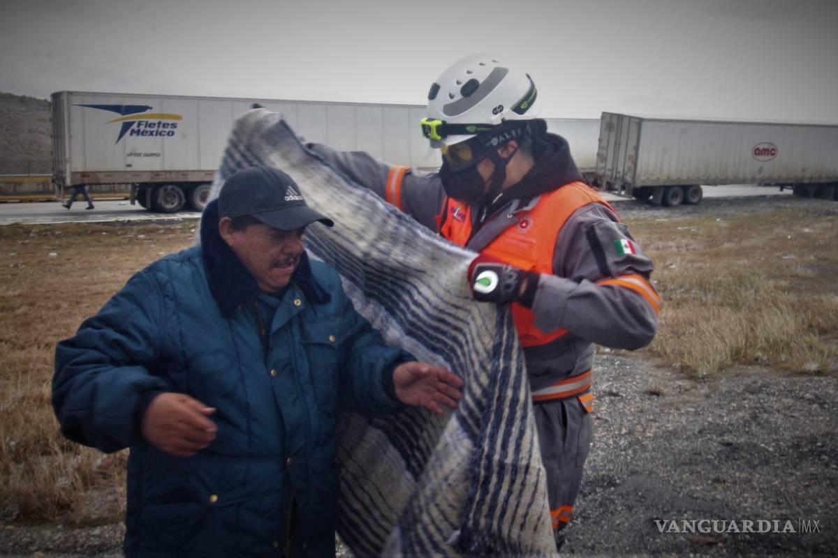 Rescatan a personas varadas en autopista Monterrey-Laredo