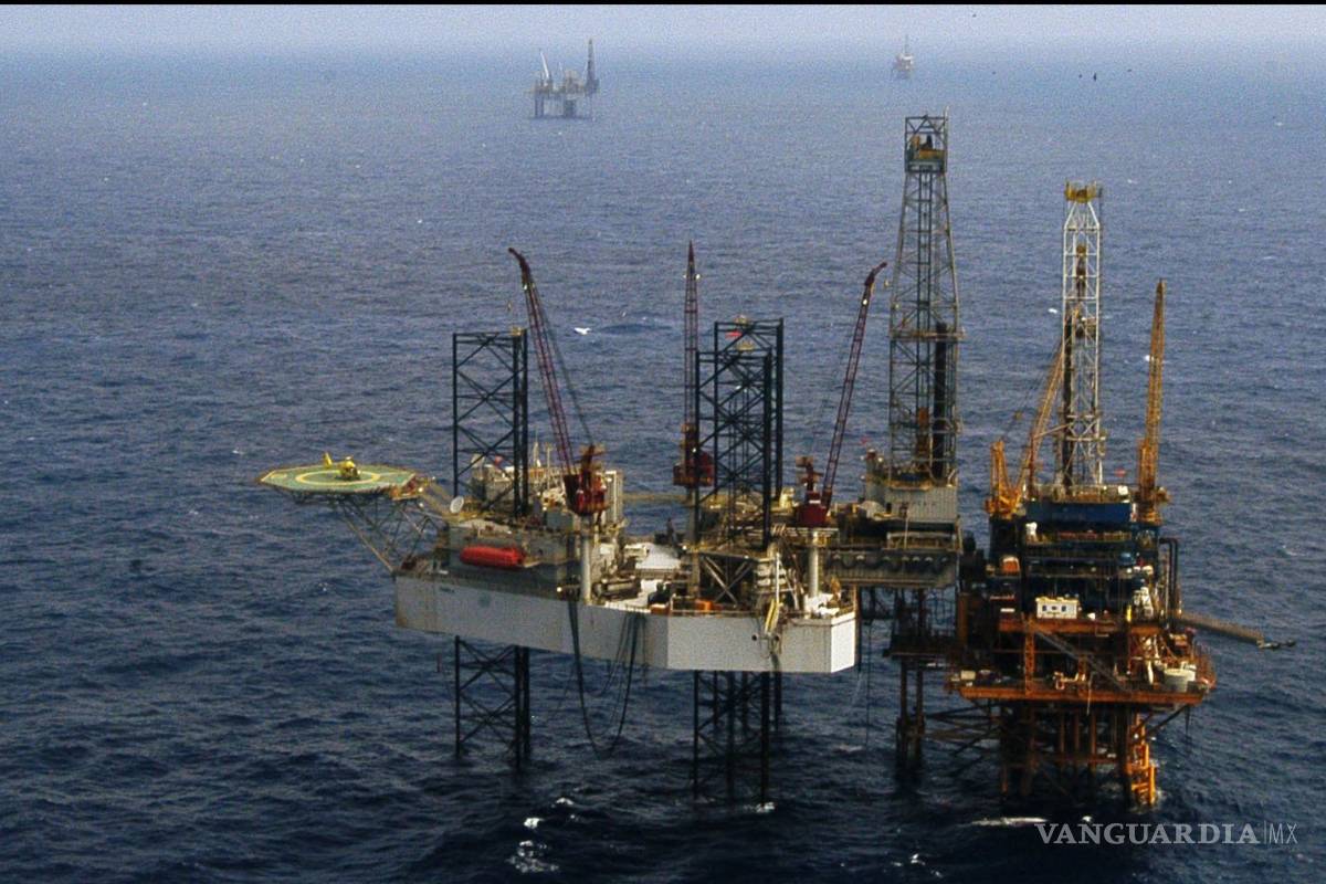 Suben 310% ataques piratas a las plataformas de Pemex... ¡se roban hasta helipuertos!