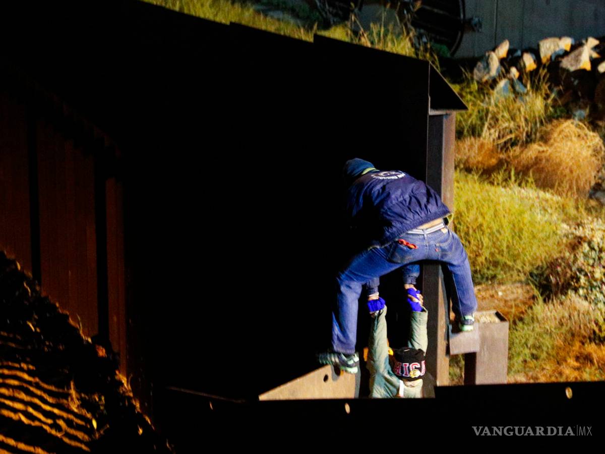 $!Más familias cruzan ilegalmente a San Diego