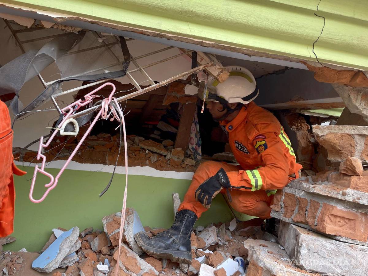 $!Los rescatistas buscan supervivientes en un edificio derrumbado tras un terremoto en Naypyidaw, Myanmar.
