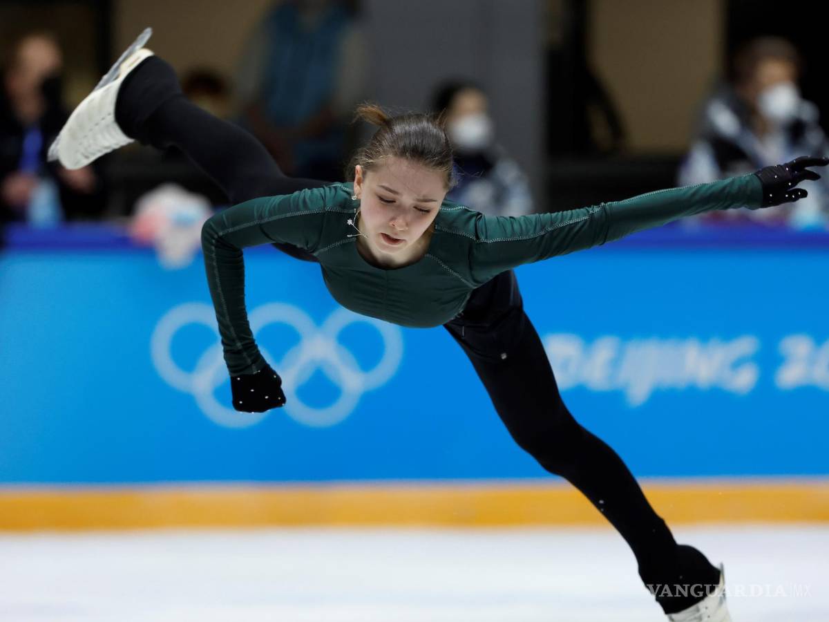 $!La patinadora artística Kamila Valieva del Comité Olímpico Ruso en acción durante una sesión de práctica en Beijing, China. EFE/EPA/How Hwee Young