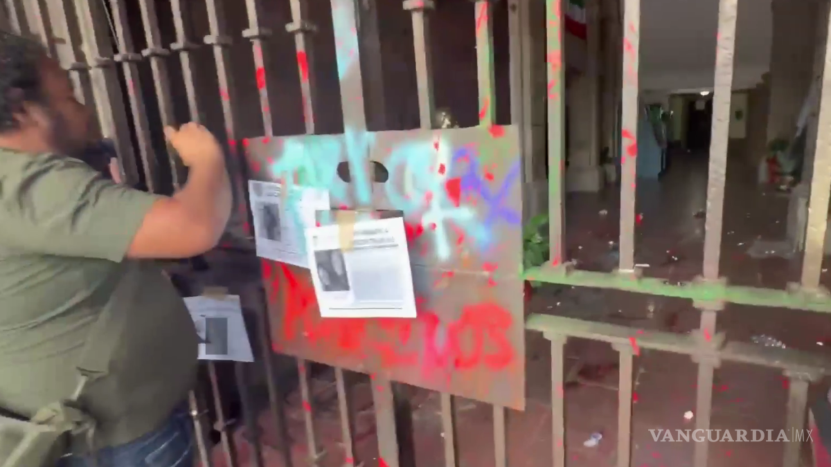 Derriban cerco del Grito en Cuernavaca: Alumnos de la UAEM exigen justicia por el feminicidio de Claudia Tacoronte ¿Peligra el Grito?