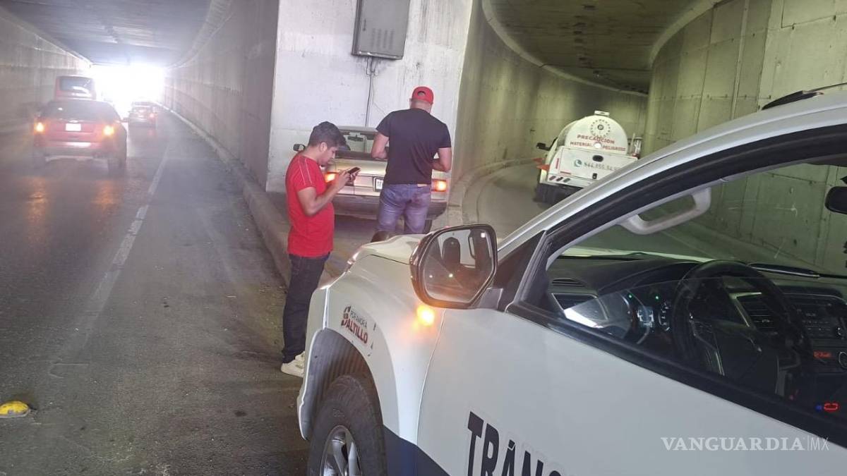 Conductor se impacta contra muros del sarape, en Saltillo
