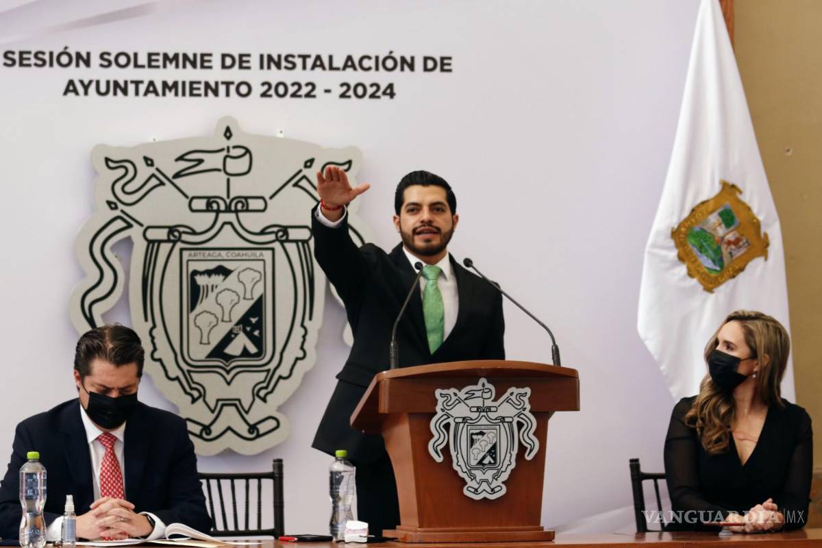 Toma protesta Ramiro Durán como nuevo alcalde de Arteaga; sobrino e hijo de exalcaldes