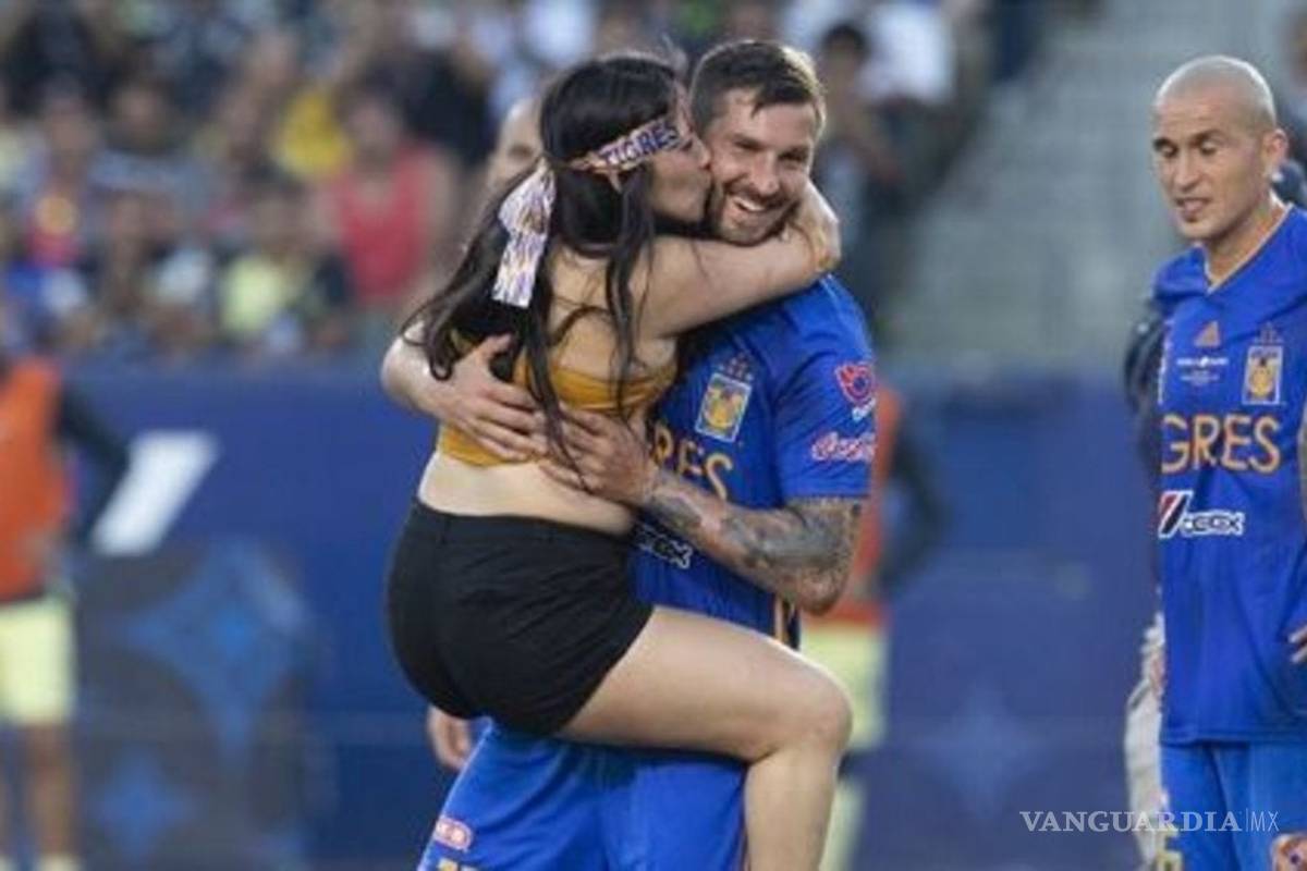 ¿Cuál es Gignac? preguntaba la aficionada antes de saltar al campo para lanzarse a los brazos del futbolista