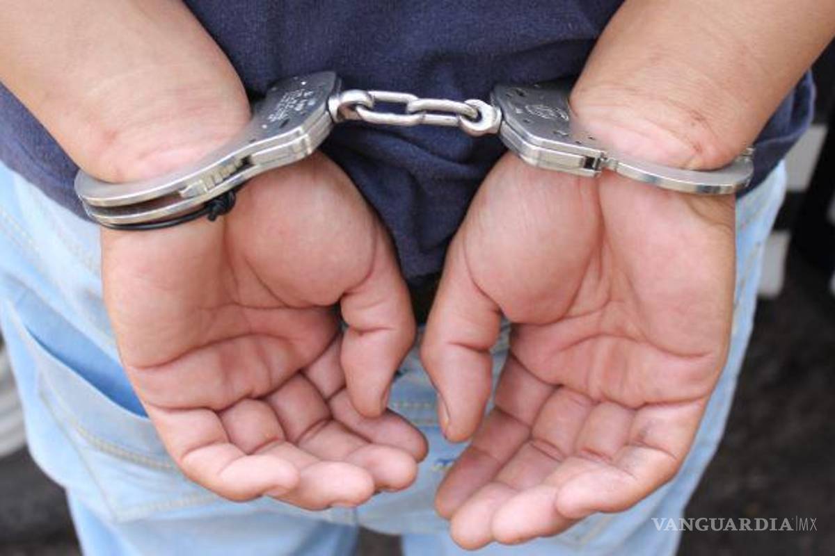 Detienen a hombre que brincaba sobre techos de casas del Centro de Saltillo y amenazaba a vecinos con arma blanca