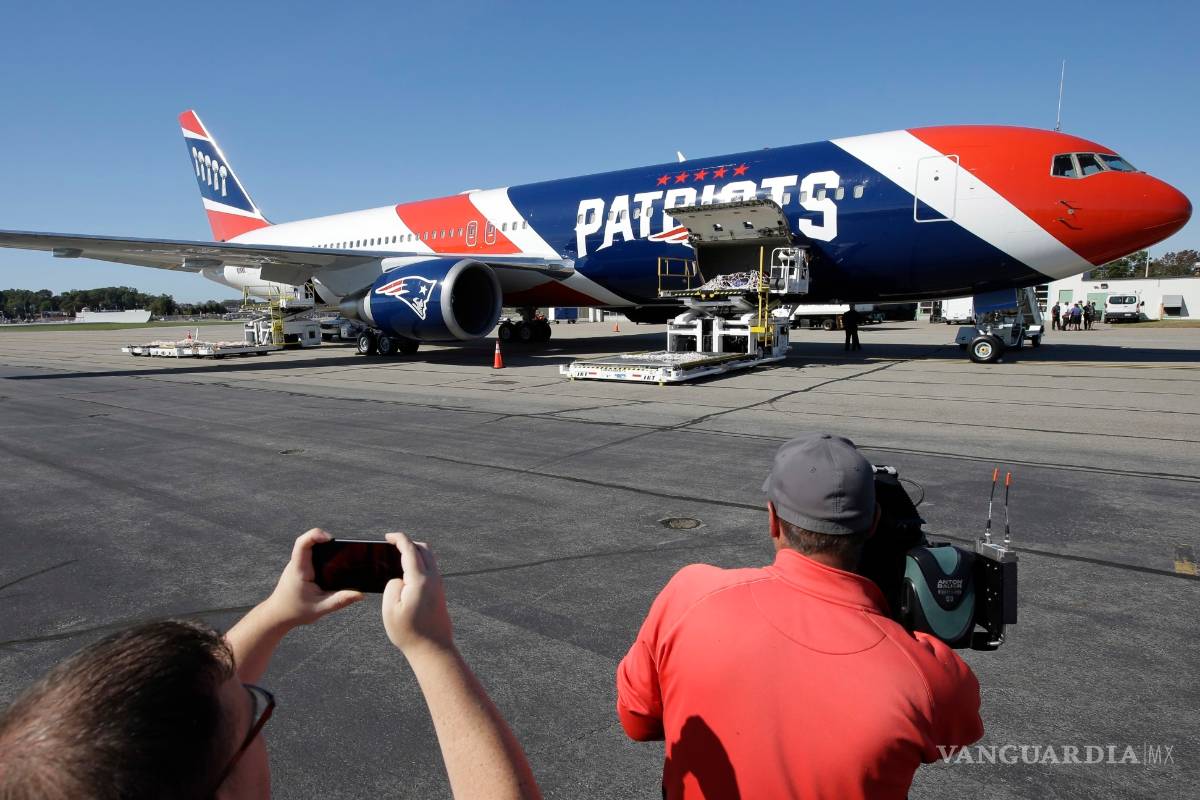 Patriotas en la vida real. El avión del equipo recoge 1 millón de mascarillas para personal médico