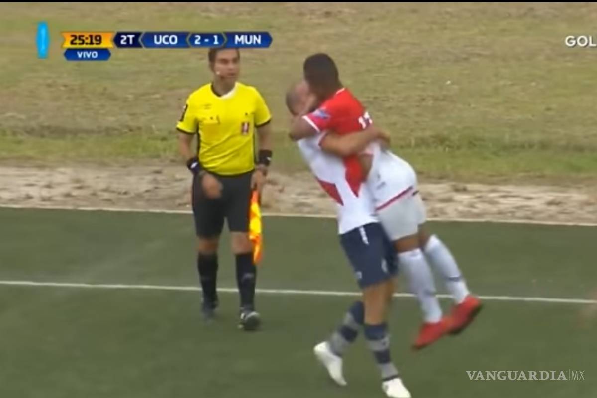 Del odio al amor sólo hay 'una jugada', futbolistas peruanos se besan en conato de bronca