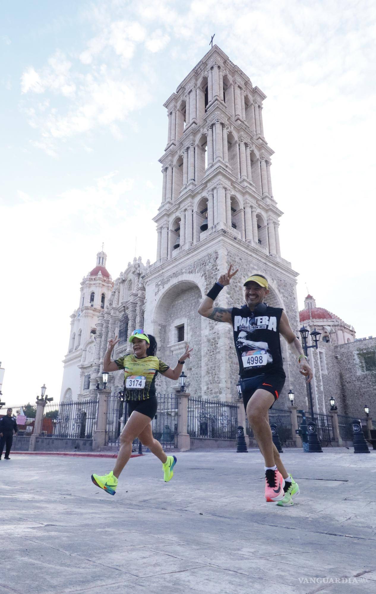 $!Los casi 6 mil corredores iniciaron a máxima velocidad en búsqueda de cumplir con sus objetivos.