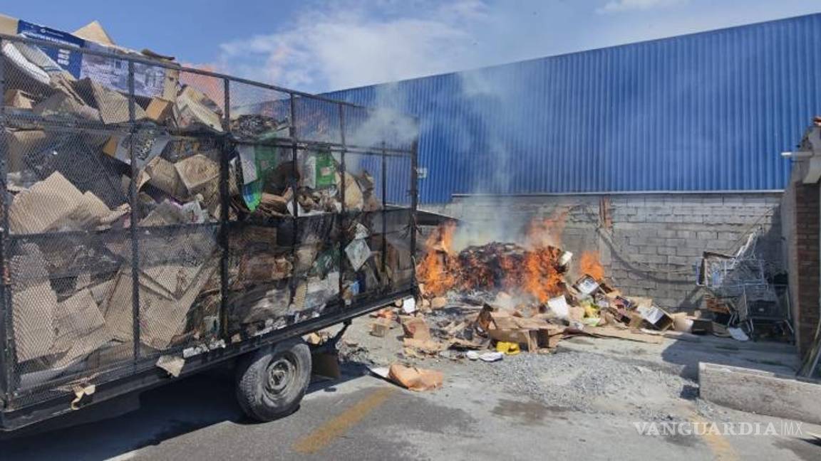 $!Un oficial motociclista fue quien detectó el siniestro y coordinó los primeros esfuerzos junto con empleados del establecimiento.