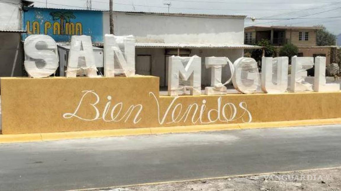 ¿‘Bien venidos’ o ‘Bienvenidos’? Se viraliza palabra mal escrita en letras de ejido de San Pedro, Coahuila