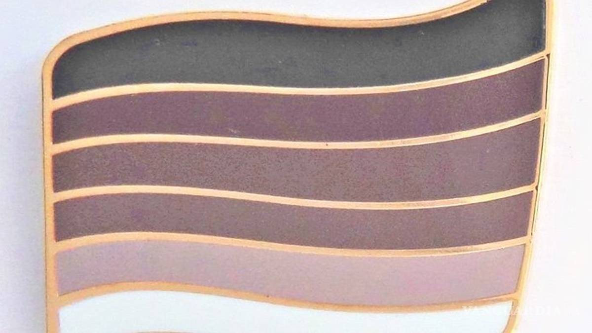 Critican a Amazon por vender insignia de orgullo heterosexual