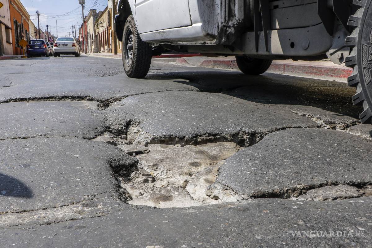 $!El tormento de circular entre parches y baches en el Centro de Saltillo