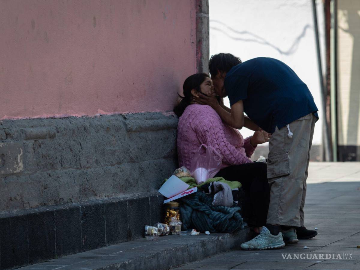 $!Imagen del 16de febrero de 202. Luego de asistir a la jornada de Salud en Garibaldi, una pareja de la tercera edad se da un beso en CDMX.