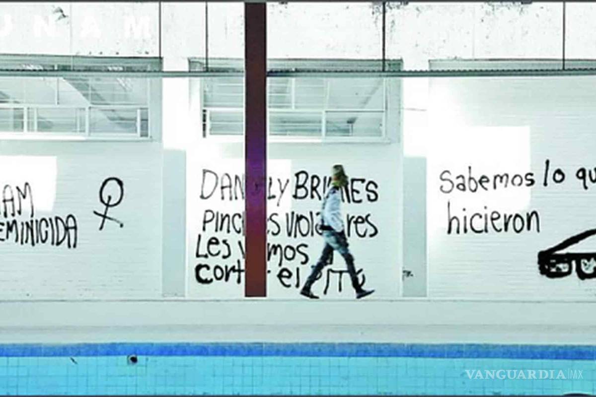 Estudiantes protestan en escuela de la UNAM por maestros que grababan a alumnas mientras nadaban