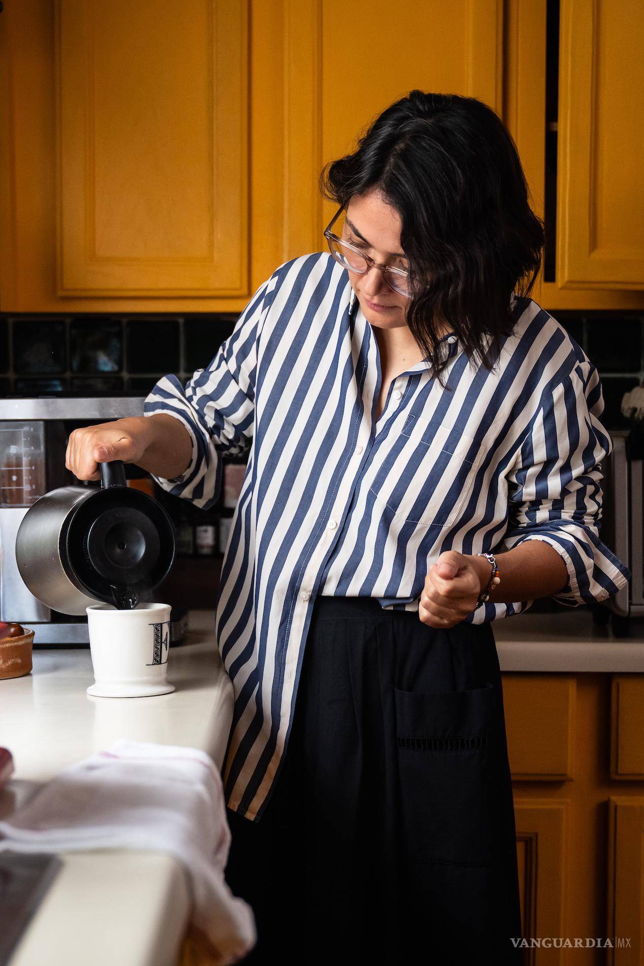 $!A Eliz le gusta acompañar la cocina con un café en mano.