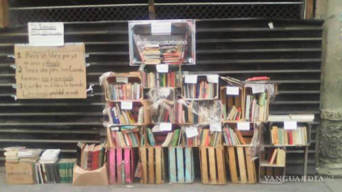 ¿Qué pasa si dejas un montón de libros en el centro de la Ciudad de México?