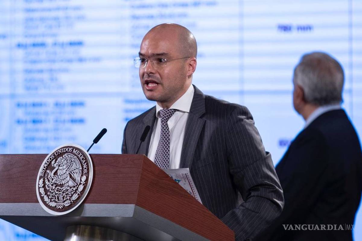 Reaparece David León para justificar vacaciones de López-Gatell