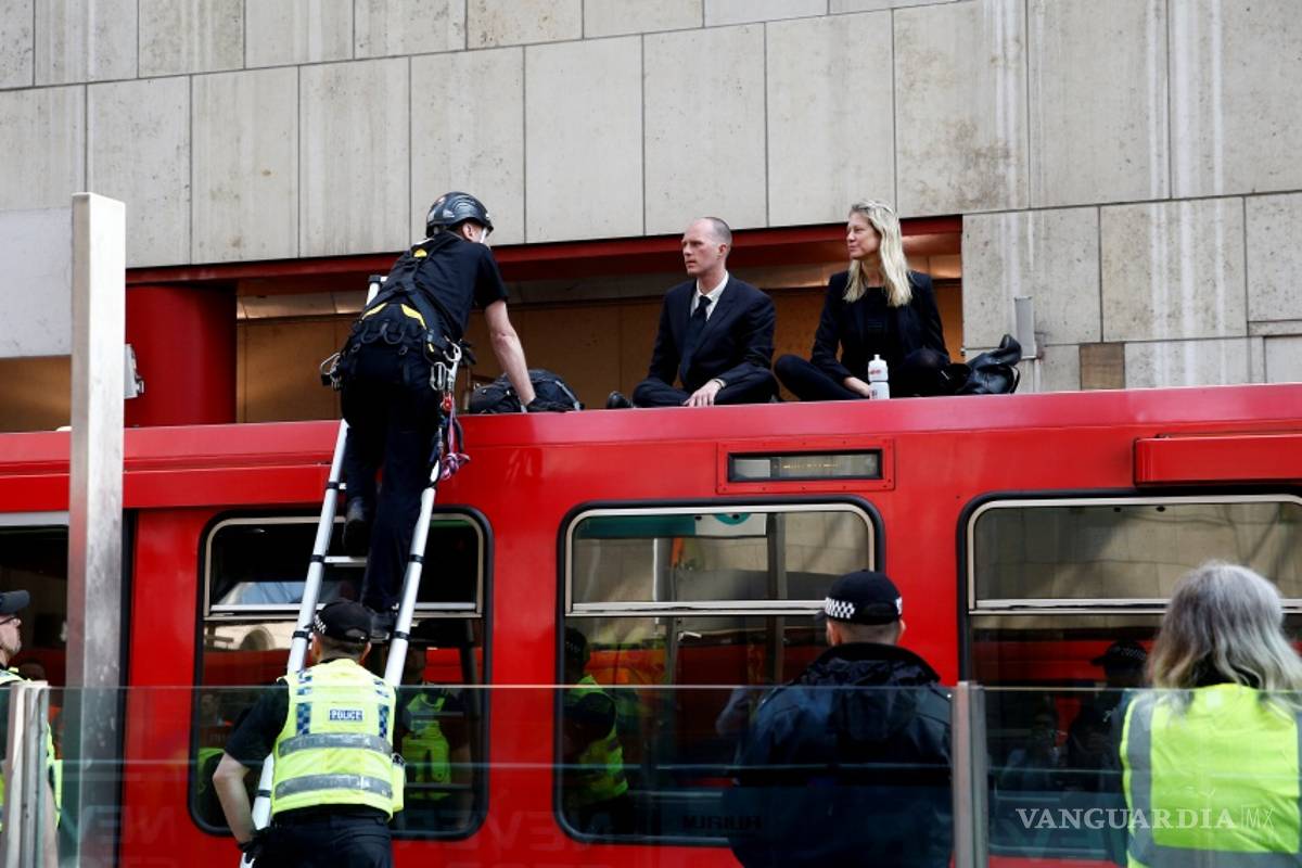 Activistas contra el cambio climático se “pegan” con pegamento al techo de a un tren en Londres