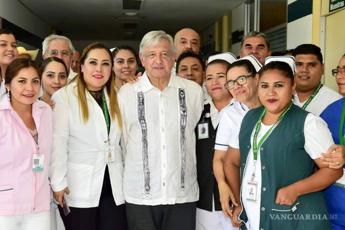 AMLO abrirá convocatoria a médicos para cubrir vacantes en el Seguro Social