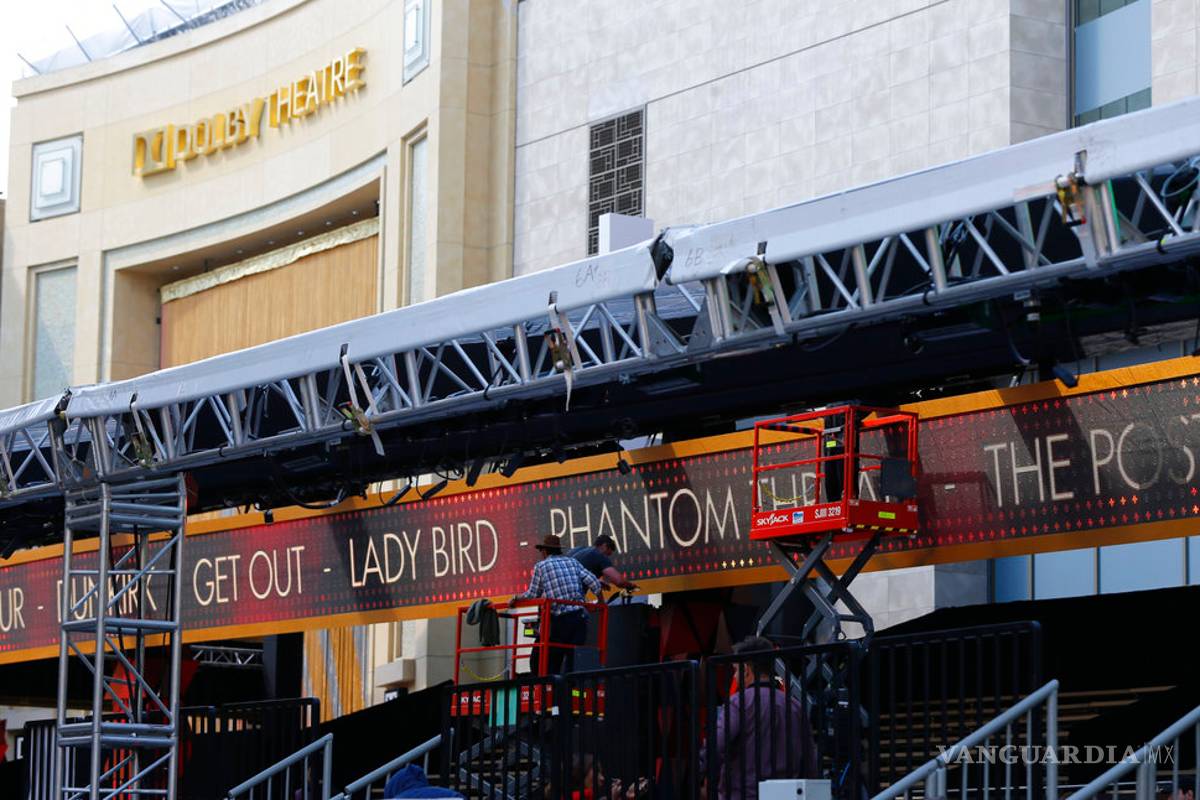 $!Jimmy Kimmel bromea acerca de los sobres en los Óscar