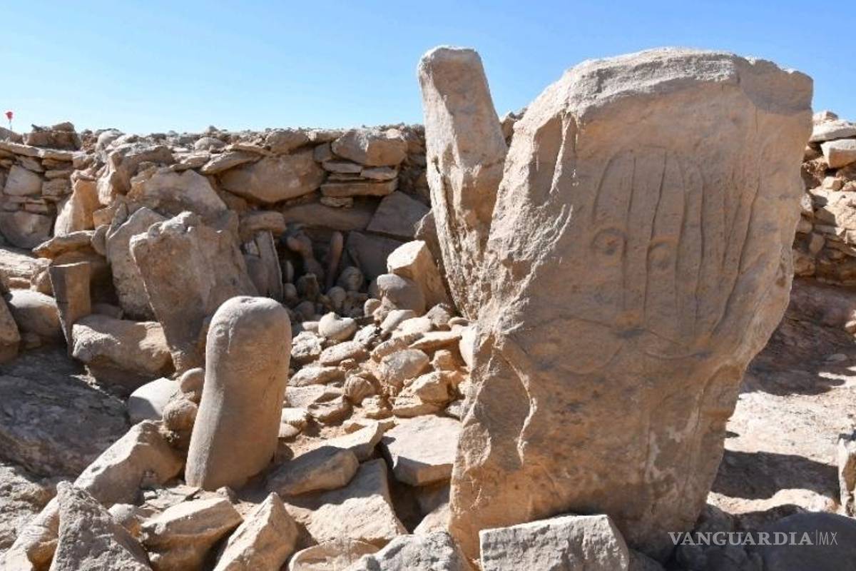 $!Dos piedras erguidas talladas en un sitio neolítico remoto en el desierto oriental de Jordania. AP/Ministerio de Turismo de Jordania