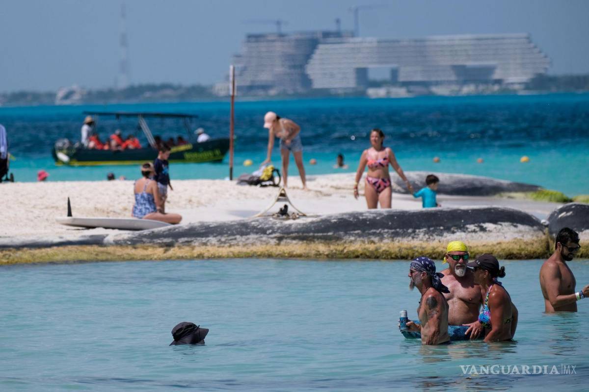 Turistas internacionales dejan más de 2 mil 200 millones de dólares en México en un solo mes