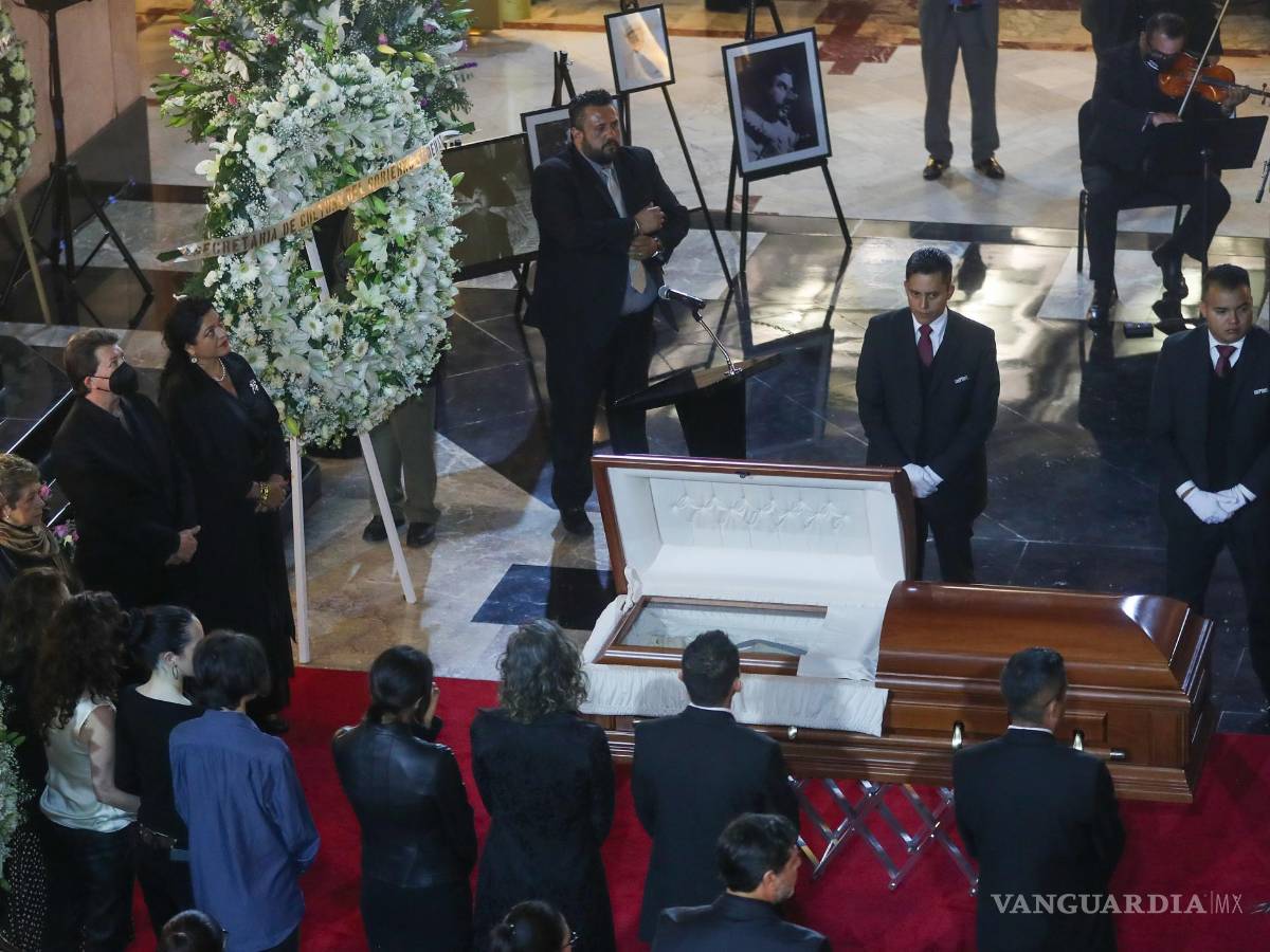 $!El homenaje póstumo, con una duración de unos 90 minutos, fue abierto al público mexicano que tuvo la oportunidad de entrar al recinto y despedirse del actor.