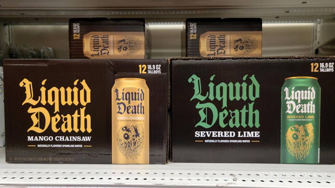 $!Vista de unas cajas de agua con sabores de mango (i) y lima (d) de la startup de agua enlatada Liquid Death expuestas a la venta en un supermercado de Miami.