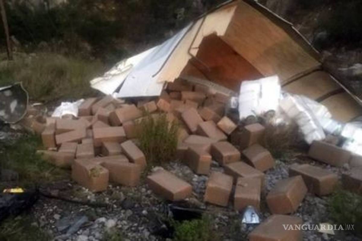 Vuelca camión con tonelada y media de droga en Nuevo León
