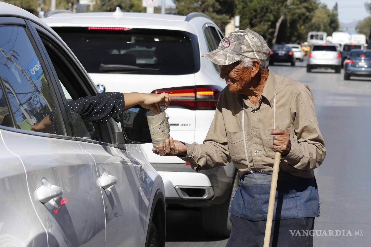 Don José Alfaro sale a las calles de Saltillo a botear para reconstruir a 'Beto', su títere