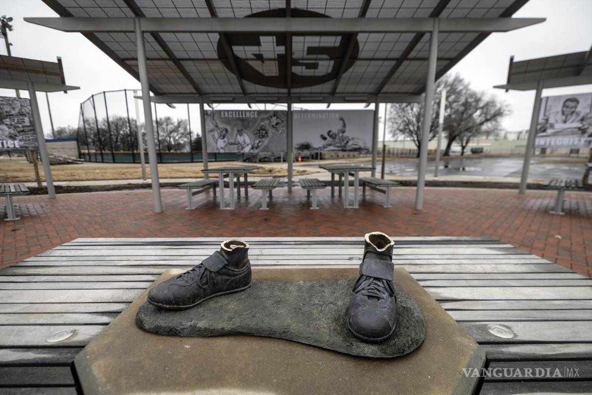 Roban estatua de la leyenda Jackie Robinson, ¡valuada en casi un millón y medio de dólares!