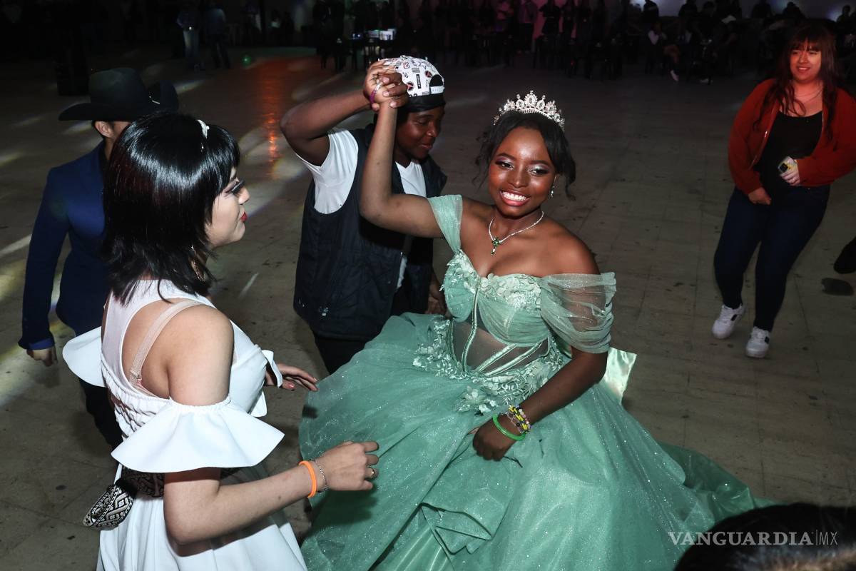 $!Steisy baila junto a sus invitadps durante la celebración de sus XV años, considerada por muchos “la fiesta más famosa de Saltillo”.