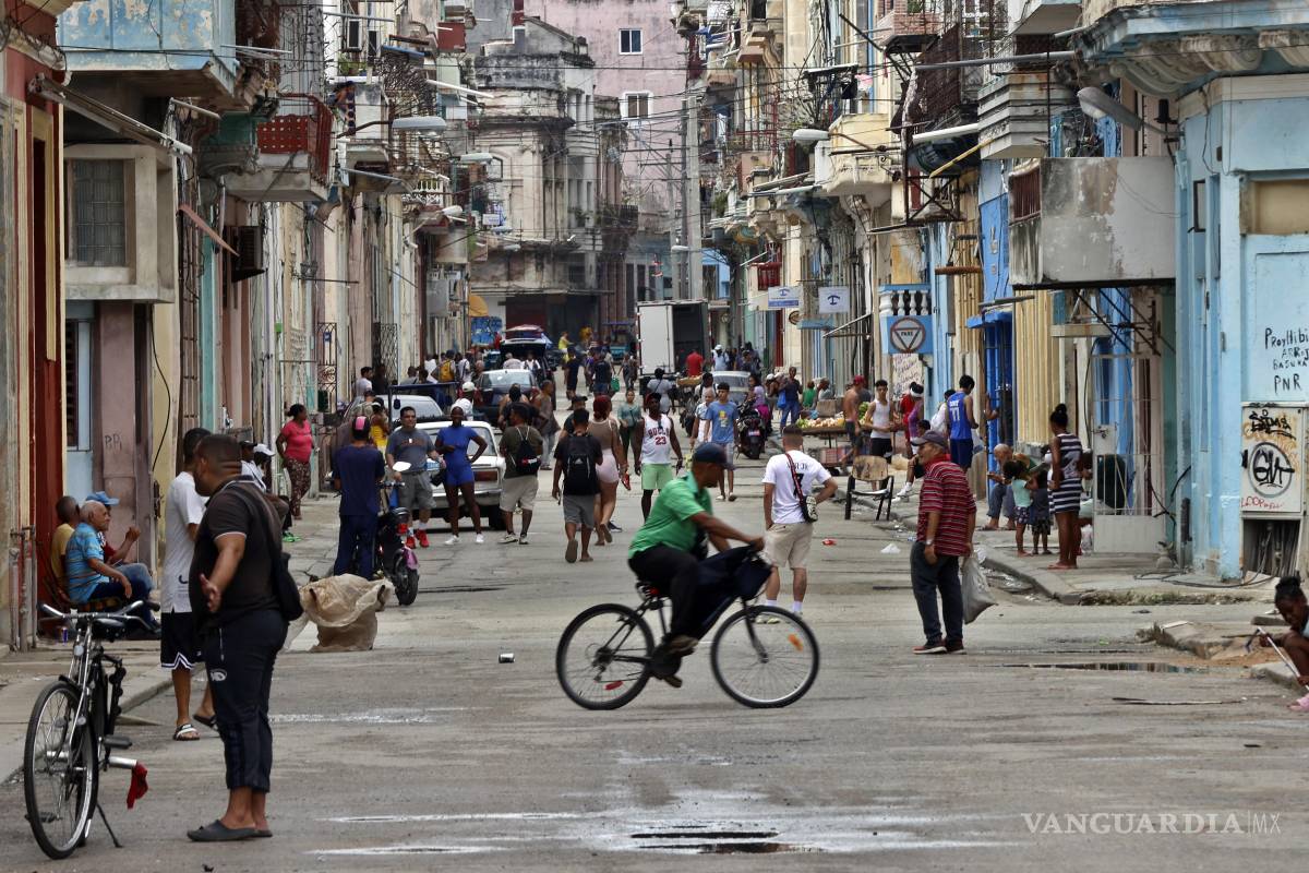 $!Vista de varias personas caminan en una calle en La Habana, Cuba.