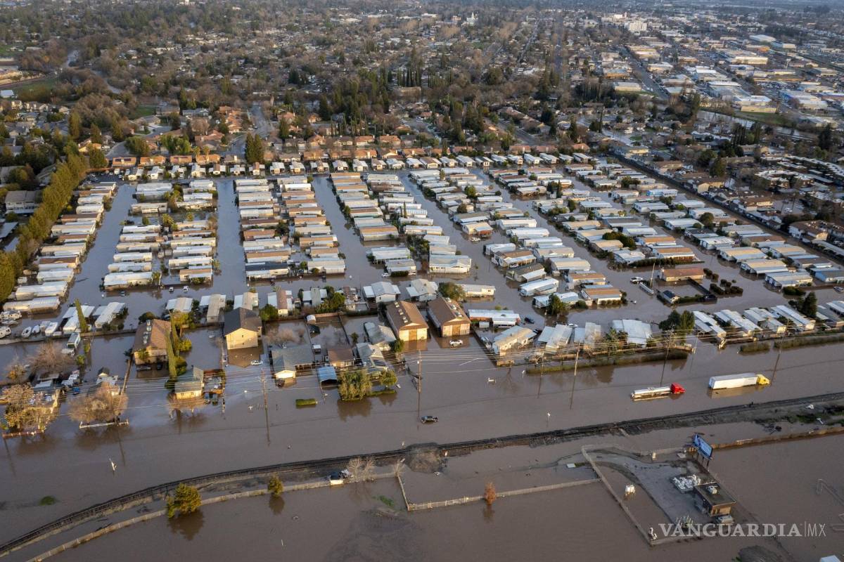 ‘Estamos atrapados aquí’; lluvias, aludes y socavones azotan a California
