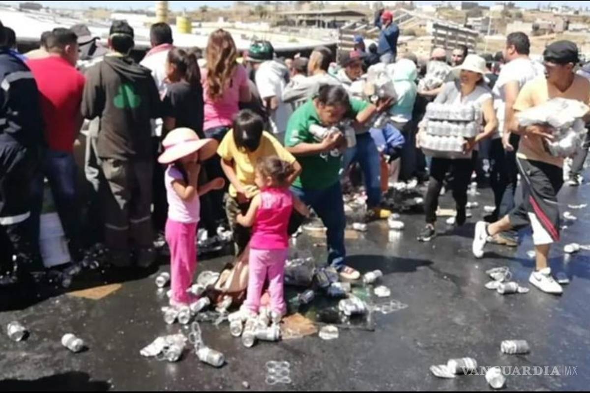 Pobladores de Zacatecas hacen rapiña a tráiler de cerveza volcado