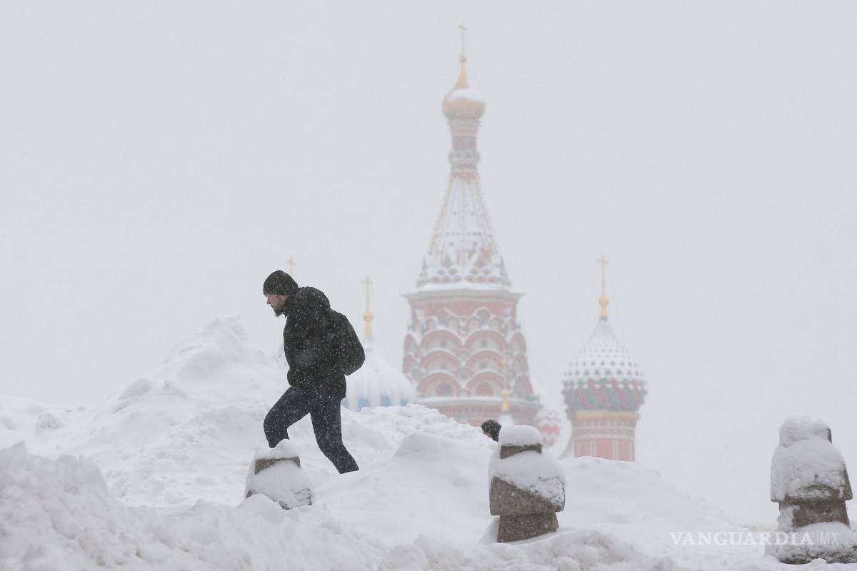 Moscú se congela; intensa nevada congestiona calles y ya esperan otra