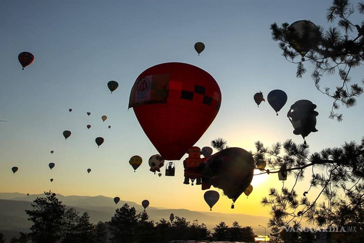 Un centenar de globos aerostáticos colorean el cielo de León, Guanajuato