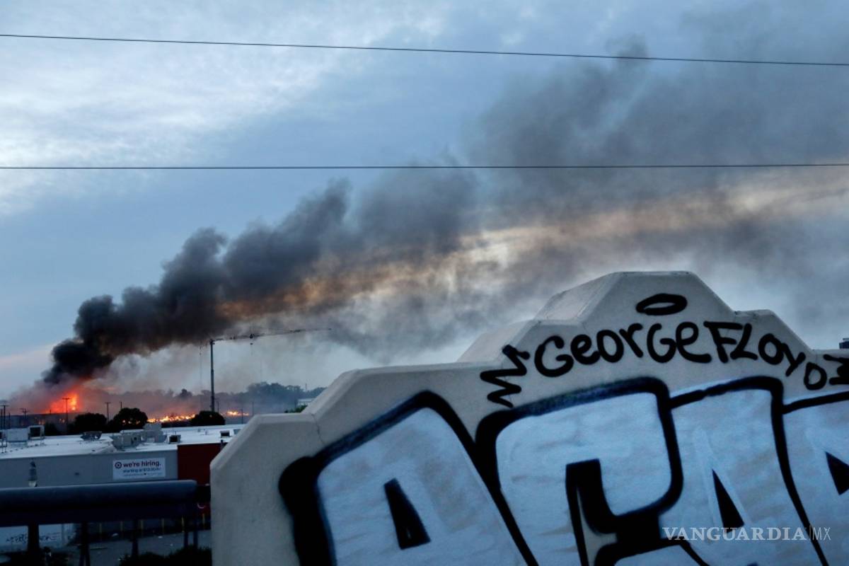 $!Violentas protestas y saqueos en Minneapolis por la muerte de George Floyd por abuso policial (fotos)