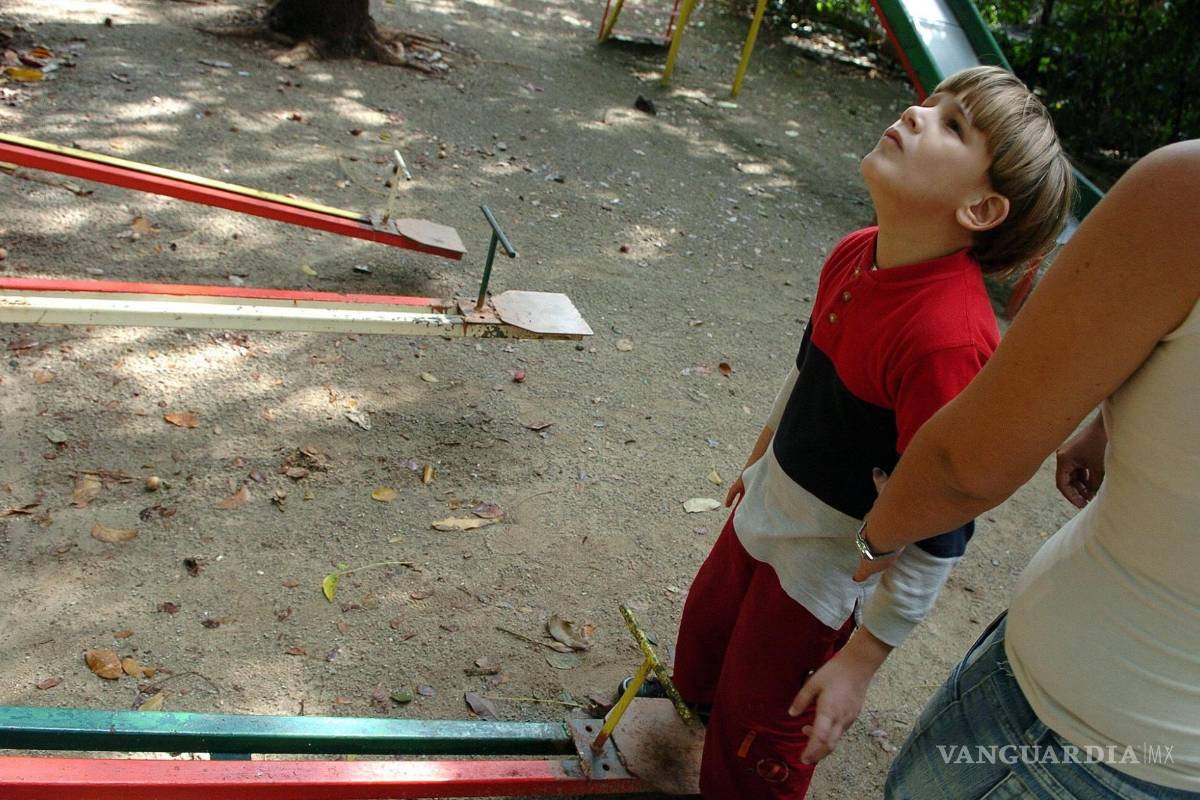 $!Un niÒo autista cubano juega en el parque.