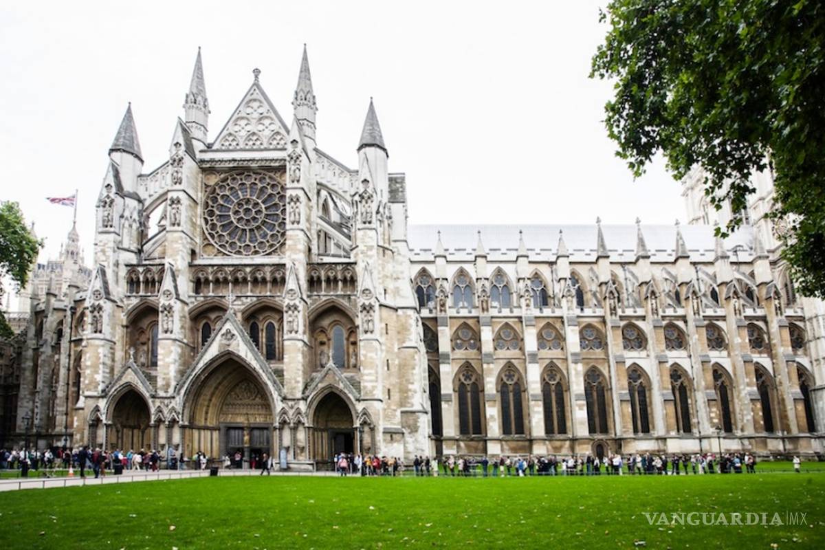 $!Hockney diseñará un vitral en la Abadía de Westminster en honor de Isabel II
