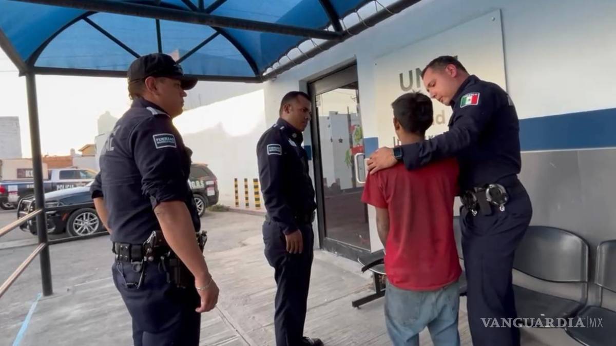 Policías rescatan a joven que intenta lanzarse del puente, en Saltillo