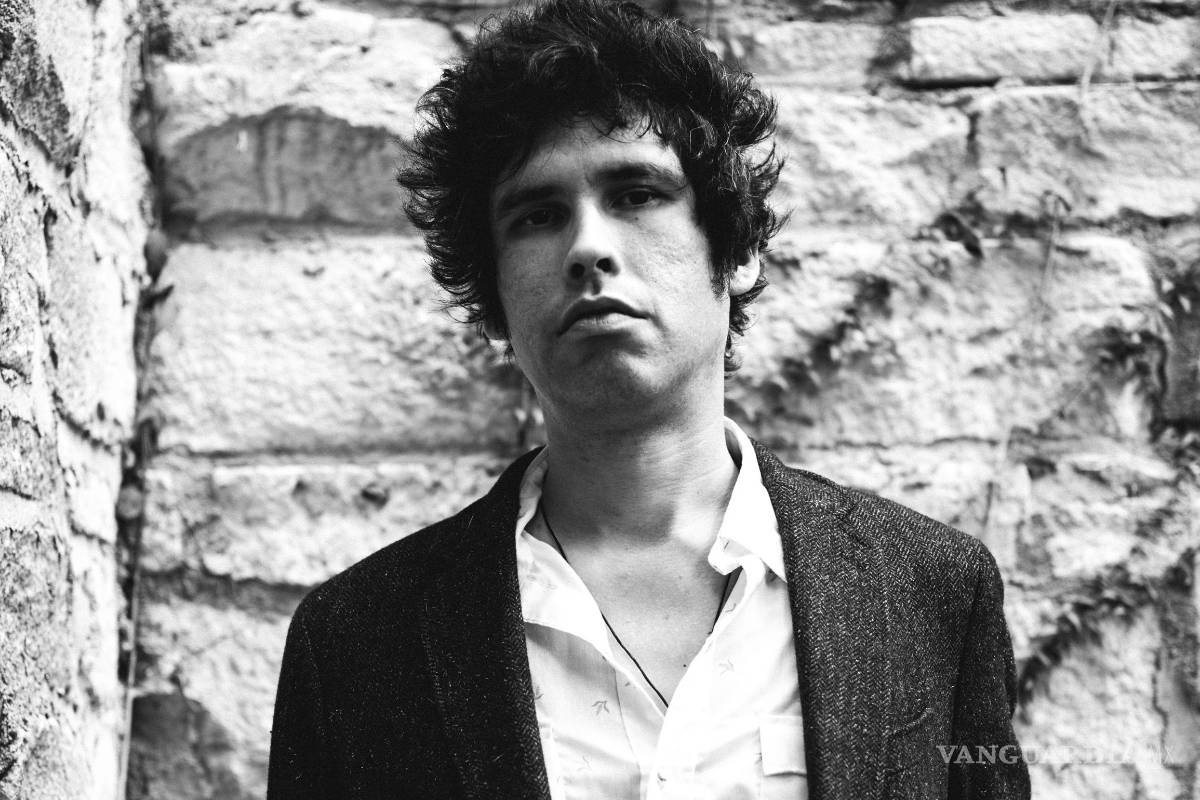 Entre el rock y la frontera: Fernando Flores reedita su primer libro de cuentos, ahora al español