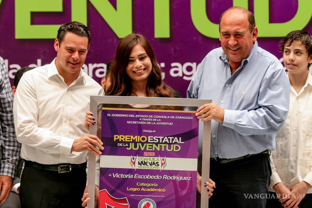 Jóvenes de Coahuila reciben el Premio Estatal de la Juventud 2016