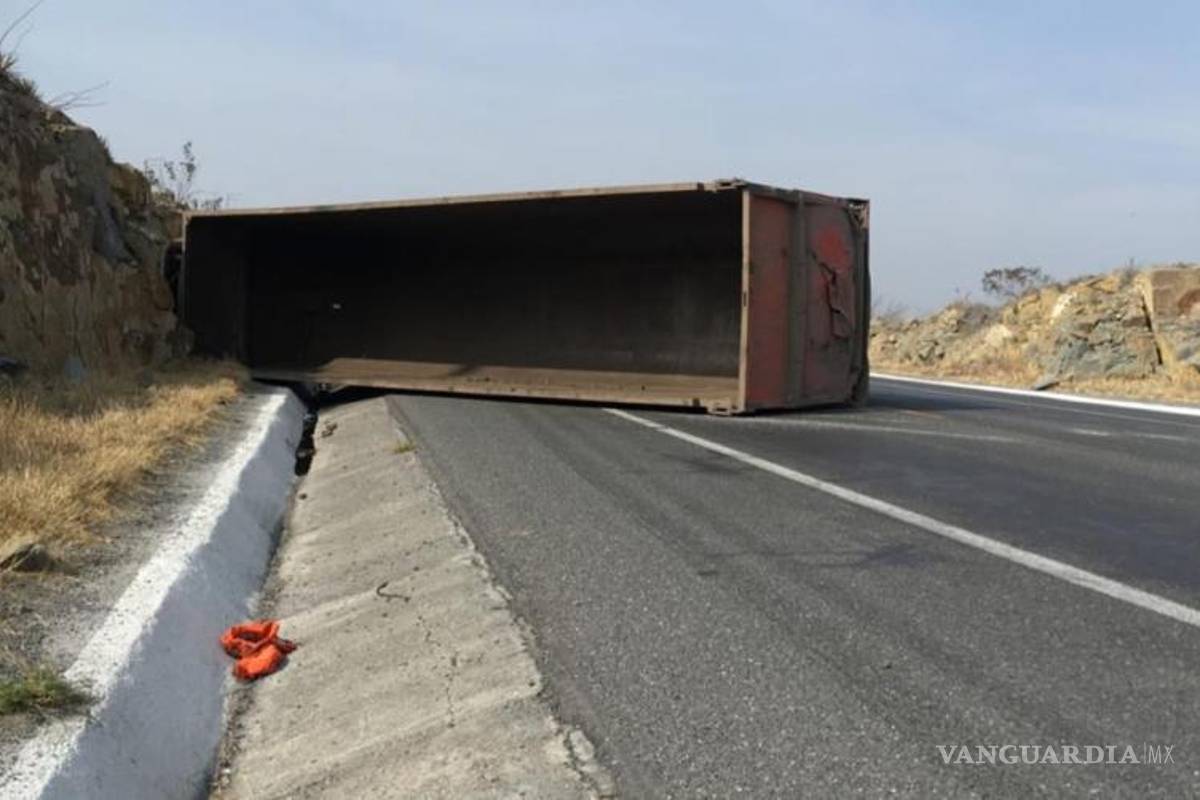 $!El conductor aseguró que al llegar a la curva del kilómetro 20 de la carretera 57 perdió el control.