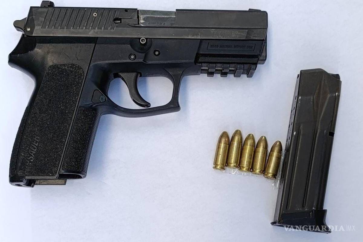 Detienen a 7 personas; 3 de ellos, adolescentes, en posesión de armas y drogas, en Nuevo León