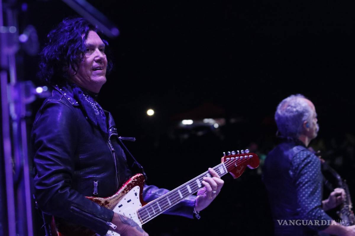 $!Saúl Hernández encabezó a la banda, agradeciendo la presencia de sus fans.