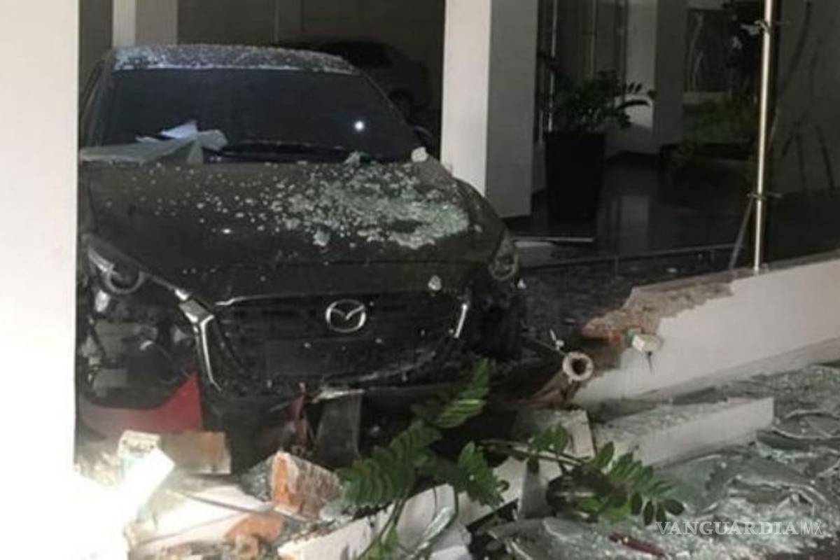 Estrelló su auto en motel donde estaba su esposo, con la 'otra'